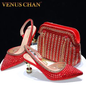 Chan Saltos Altos Cuedes Sapatos para Mulheres Party Ponto Bombas de Toe Cor Red com strass oco e um conjunto de bolsas correspondentes 240320