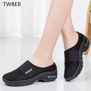 Повседневные туфли модные виды спорта для женщин, ходящих в мягкие сандалии.