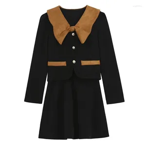 Arbetsklänningar Corduroy Tvådelar Set For Women Square Collar Kortjacka och minikjol Stor storlek Female Spring Autumn Black Matching Suits