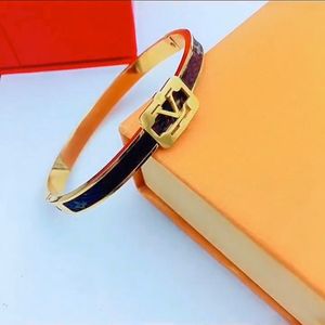 Luxus goldplattiertes Armband Brand Designer Brief Design Hochwertiges Armband für elegante Frauen mit hochwertigem Armband mit Schachtel Geschenkgeburtstagsfeier