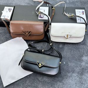 Mağazalar İhracat Tasarımcı Crossbody Çantalar Yeni Aile Küçük Kare Çanta Kadın Crossbody Tek Omuz Yağ Deri Üçgen Parti Plastik Sızdırmazlık Kutusu