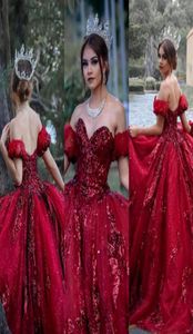 2021 Sparkly Dark Red Burgundy Quinceanera 볼 가운 드레스 어깨 스팽글 레이스 Appliqus 스팽글 스위트 16 스위프 트레인 플러스 2925340