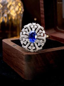 Anelli a grappolo Luce di lusso scavato in pizzo blu royal 925 anello d'argento con diamanti ad alto carbone lussuoso ed elegante per le donne