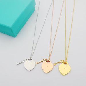 Подвесное ожерелье нового дизайнера Love Love Сердце модных украшений для золотых серебряных серьгов.