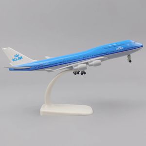 Metal Aircraft Model 20cm 1 400 Holland B747 Metall Replica Alloy Material med landningsutrustning Ornament Barnen Toys Boys Gifts 240328