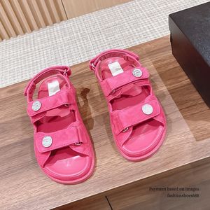 Grube podeszwy sandały damskie Summer Nowe wszechstronne sandały mody kapcie Songcao Sole damskie buty luksusowe designerstwo skórzane buty damskie rozmiary 35-42+pudełko