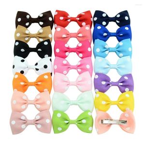 Köpek kıyafetleri 100pcs sevimli evcil hayvan saç klipsleri polka dotlar bowknot tarzı köpek saç tokaları aksesuarları tımar yaylar 2.75 