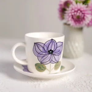 Koppar tefat keramiska kaffemuggar med tefat 220 ml ins lila blommor handmålade tryckta kreativa uppsättningar enkel stil drinkware