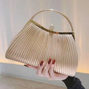 Bolsas Golden Evening Banquet Party Wedding Damaid emparelhado com bolsa de vestido KTV Womens Princess Bag Bankbag Heart Purse Designer