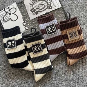 Sockenstrumpfwarendesignerinnen Frauen Laides 1 Paar Vintage schwarz weiße Baumwolldesigner atmungsable Röhrchen Sock HWG2