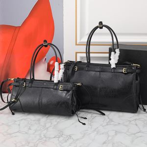 Designer bag bowling bag motorcycle bag underarm bag shoulder bag oil wax leather cross body bag barrel bag high quality fashion tote bag duffel bag travel bag