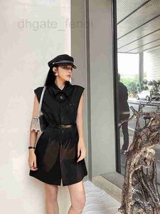 Grundläggande avslappnade klänningar Designer Brand Black Little Flying Sleeves Dress for Women's 2023 Summer Ny högklassig, elegant, sexig, ren lust, bälte inslaget kort kjol 3xj0