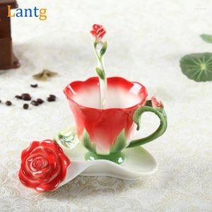 Kubki 3D Rose Enamel Coffee Mug Kubek do kubka na kubek z łyżką i spodkiem Kreatywny ceramiczny europejski kości China Drinkware Prezent małżeński