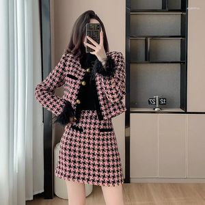 Arbeitskleider Herbst Winter Winter Dicker Tweed Duftstil Damen Strauß Haar kurzer Mantel A-Line-Rock zweiteilige Set-Modeplaidanzüge