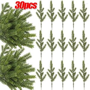 Dekorative Blumen 2/30pcs Künstliche Kiefernnadeln Zweige Weihnachtsbaumgrün Blätter Gefälschte Stiele DIY GARLAND Garten Home Party Dekoration