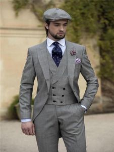 2018 New Cheap Light Grey Groom Tuxedos Tailcoats Peak Lapel Groomsmen Wear Custom Made Mens Wedding Suits JacketPantsVest6126323