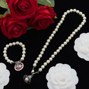 Neu gestaltete Perlen Halskette rosa Emaille Farbe Saturn Plendant Frauen Kristallkrusted Orb Safety Pin Motiv Hochzeit Schmuck Sets Designer Schmuck N0240