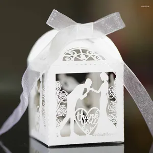Wrap regalo 50pcs Laser Hollow Bride and Groom Candy Box Love Rose Wedding Carriage Boxes With Ribbon Engagement