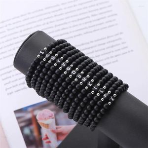 Bracelets de charme yeyulin 6mm preto fosco fosco pulseira de miçangas 26 iniciais cartas encantos com corda elástica para presentes de casal