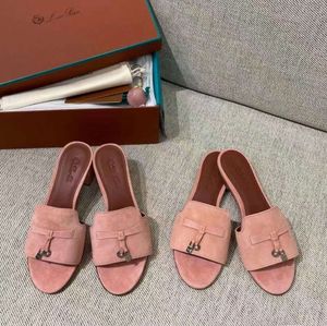 2024 Ny designer inomhus tofflor sandal loro mule sommar casual skor pianas mocka läder sexiga kvinnor gummi platta glider loafer solig charm utomhus vintage s4667