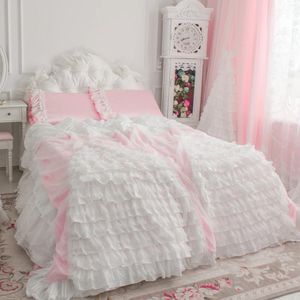 Sängkläder sätter ljusrosa och vita lyxiga spetsar ruffle Silk Girls 4st Kingqueensize Wedding duvetcovers clforter cover