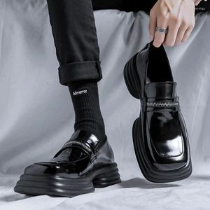 Buty swobodne męskie luksusowe modne patent skórzany slip-on oksfords but marka projektantów kwadratowych palec palec boków czarne stylowe obuwie platformy