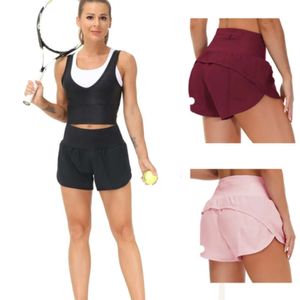 2024 Lululemeni Womens Yoga Shorts Outfit con esercizio fisico indossare pantaloni corti ragazze che gestiscono tasche elastiche tasche sportive corse allineata a velocità alta su un grattacielo