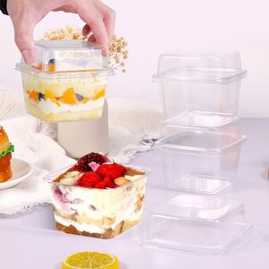 ギフトラップ50pcsプラスチックデザートカップ蓋付き8オンス再利用可能なカップケーキコンテナクリアな正方形のシングルボックスシールケーキストレージ