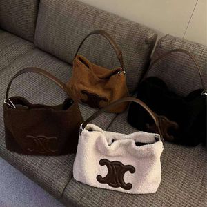 Tote Designer продает брендированные женские сумки со скидкой 50%.