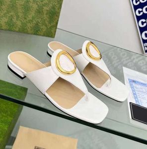 2024 Letni luksusowe sandały designerskie kobiety klapki klapki oryginalne skórzane slajdy metalowe łańcuch damski butów