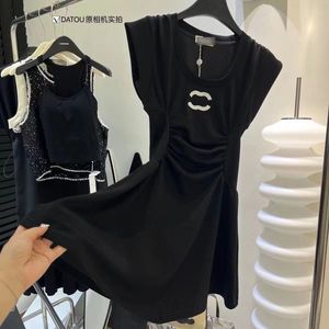 Saia feminina de grife imprimida com cartas da marca da moda, vestido de manga pequena, cintura plissada de pescoço feminino