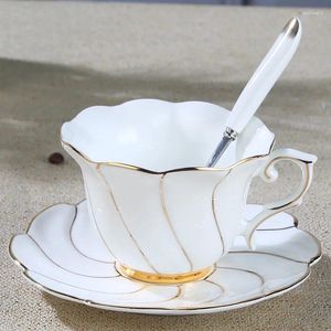Kupalar üst düzey el boyalı altın kemik çin kahve fincan Avrupa çay seti seramik kırmızı sevgililer bulaşık kaşık