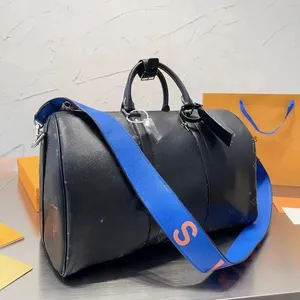 Erkekler Tasarımcı Çantası Büyük Kapasiteli Su Geçirmez Duffel Çantası Klasik Zincir Seyahat Çantası Açık Deri Baskılı Şerit Kabartmalı Büyük Boy Tasarımcı Duffel Bag Tote