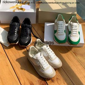 Die Reihenschuhe die Frühlings- und Herbst -Neue bequeme Forrest Gump Shoes Frauen innere Erhöhung echtes Lederschnüre vielseitiger deutscher Training Sport Casual High