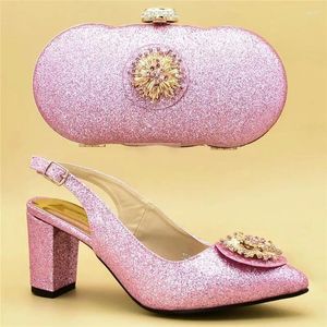 Scarpe eleganti più recenti sandali da donna con tacchi italiani e borse per abbinare la borsa decorata di strass Italia