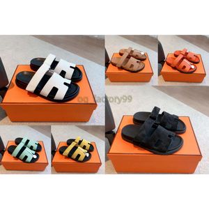 designer tofflor chypre sandal designer skjutreglage flip flops platta sandaler för strandkomfort kalvskinn läder naturlig mocka getskinn i brunt och svart för kvinnor och