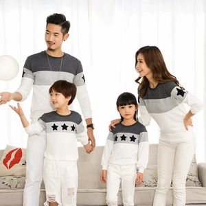 Familienübergreifende Outfits Stickerei Star Baumwollmänner Frauen Kind T -Shirt Mode Mutter Vater Baby Jungen Mädchen Kleidung 240327