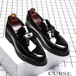 Scarpe casual uomini abiti da sposa in pelle in pelle slip-on slip-on oxfords shoe black white wichirs zapatos hombre sneaker