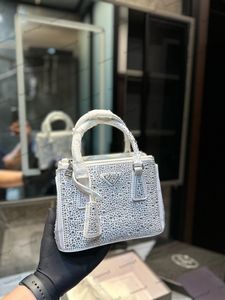 Inlagd strass diamanthandväska för kvinnors glittrande mäns koppling crossbody axel rem läder rosa plånbok designer handväska bochet väska