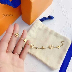 الأساور الكلاسيكية Bangle 18K الذهب مطلي بالفولاذ المقاوم للصدأ زهرة المعلق