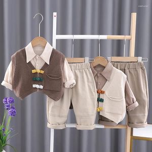 Kläder sätter pojkar kläder våren hösten 2024 barn ulltröja väst skjortor byxor 3 st.