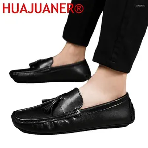 Sapatos casuais Mens de couro genuíno escorregam os mocassins de borla Men Mocassins Mocassins Male dirigindo negócios apartamentos de luxo de luxo