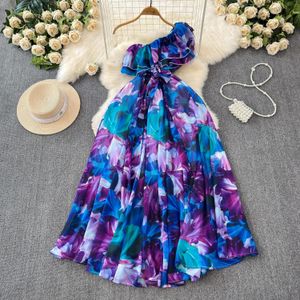 Grundlegende lässige Kleider 2024 Sommer Bohemian Langes Chiffon -Kleid Damen Rüschen ein Schulterblumendruckgürtel Schnürung Feiertag Strand Maxi Vestidos