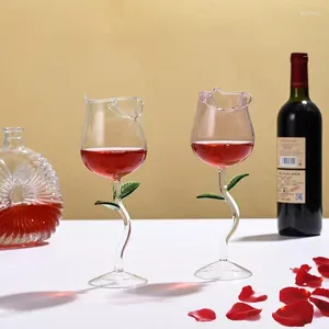 Copos de vinho em forma de rosa em forma de cálice vermelho de cor vermelha