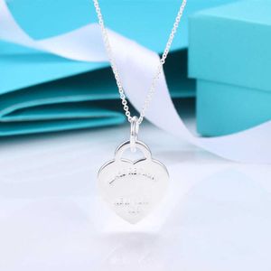 Designermärke TIFFAYS Hjärtformad halsband Kvinna Samma kärlek CLAVICLE CNC STEEL SEAL Letter Peach Heart Pendant