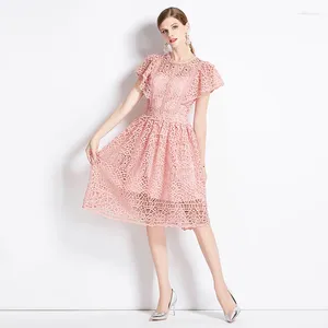 Parti Elbiseleri Yüksek kaliteli kadınlar o boyun pembe dantel elbise 2024 moda tasarımcısı yaz fırfırlı kol kancası çiçek içi boş diz vestidos