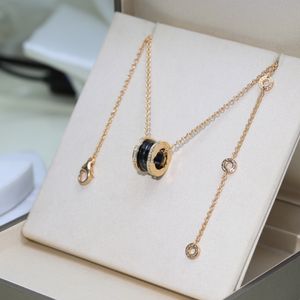 Vår keramisk halsband med hög version med 18K rosguld inlagd diamant för kvinnor, fashionabla och lyxiga keramiska hängen, benben för kvinnor