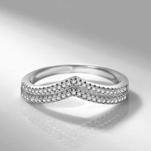 JZ228 Micro inkrustowany pierścień damski w kształcie litery V podwójnie warstwowy Symulacja palec 3D Diament