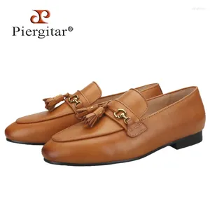 Casual Shoes Piergitar 2024 Brown Cowhide Men's Loafers med handgjorda metallspänne och tofsar Slip-On Male Reting Slippers Röda yttersulor