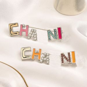 20style Fashion Elegant Style Letter Designer Pins Men Brand Brand Abito per spillo da spilla colorato per un accessorio per gioielli regalo per matrimoni.